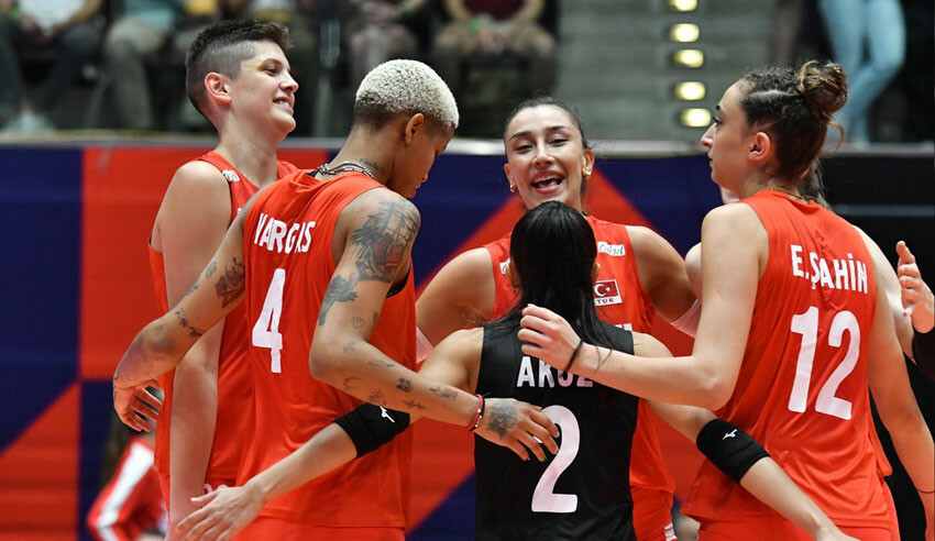 A Milli Kadın Voleybol Takımı Avrupa Şampiyonası'nda 4'te 4 yaptı (Türkiye - Yunanistan: 3-1) A Milli Kadın Voleybol Takımı Avrupa Şampiyonası'nda 4'te 4 yaptı (Türkiye - Yunanistan: 3-1)
