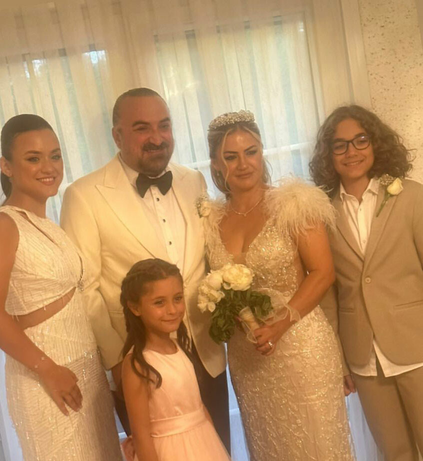 ‘Bu sıcaklar boşanma sebebi’ diyen Volkan Konak 30 yıl sonra düğün yaptı ‘Bu sıcaklar boşanma sebebi’ diyen Volkan Konak 30 yıl sonra düğün yaptı