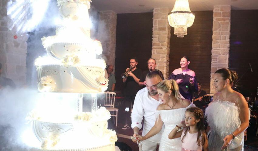 ‘Bu sıcaklar boşanma sebebi’ diyen Volkan Konak 30 yıl sonra düğün yaptı ‘Bu sıcaklar boşanma sebebi’ diyen Volkan Konak 30 yıl sonra düğün yaptı