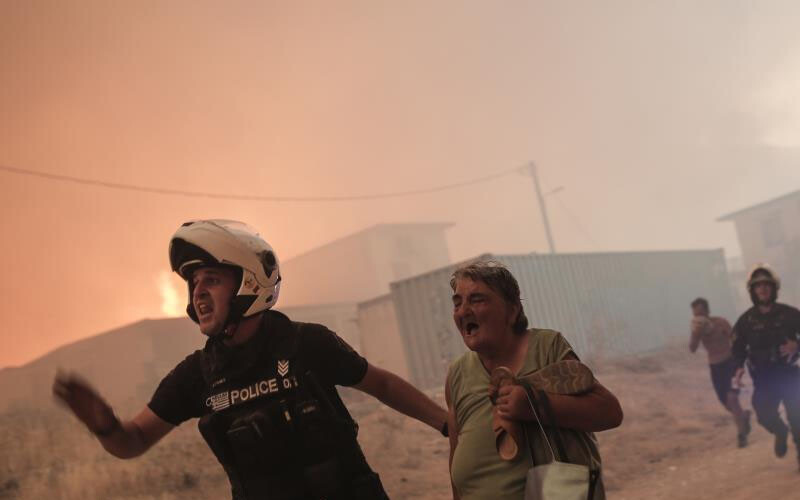 Yunanistan’daki yangında 20 kişi hayatını kaybetti: Facianın boyutu uydudan görüntülendi