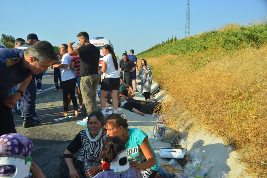 Soma’da feci kaza! İşçi servisi otomobille çarpıştı, onlarca yaralı var Soma’da feci kaza! İşçi servisi otomobille çarpıştı, onlarca yaralı var