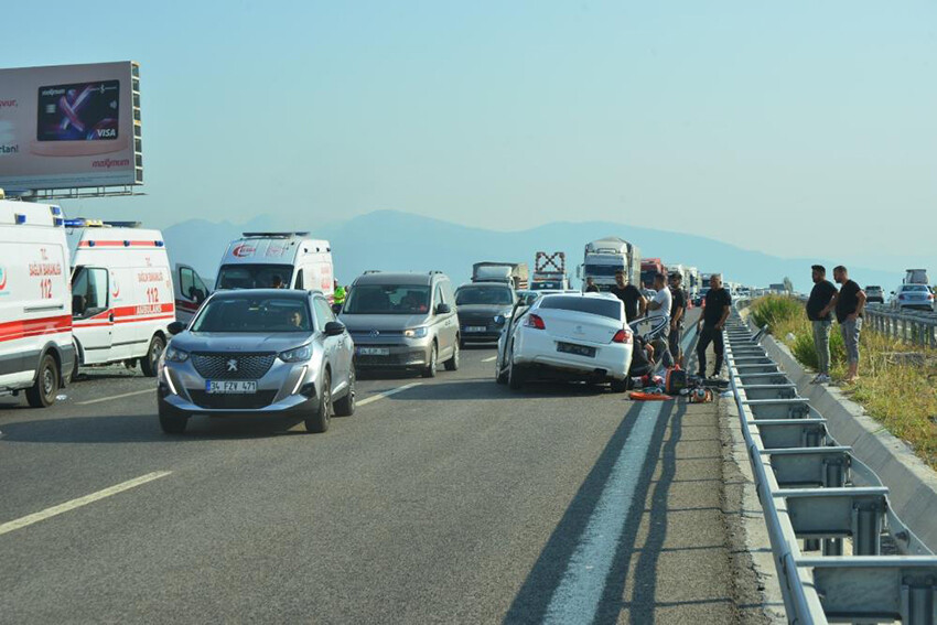 Soma’da feci kaza! İşçi servisi otomobille çarpıştı, onlarca yaralı var Soma’da feci kaza! İşçi servisi otomobille çarpıştı, onlarca yaralı var