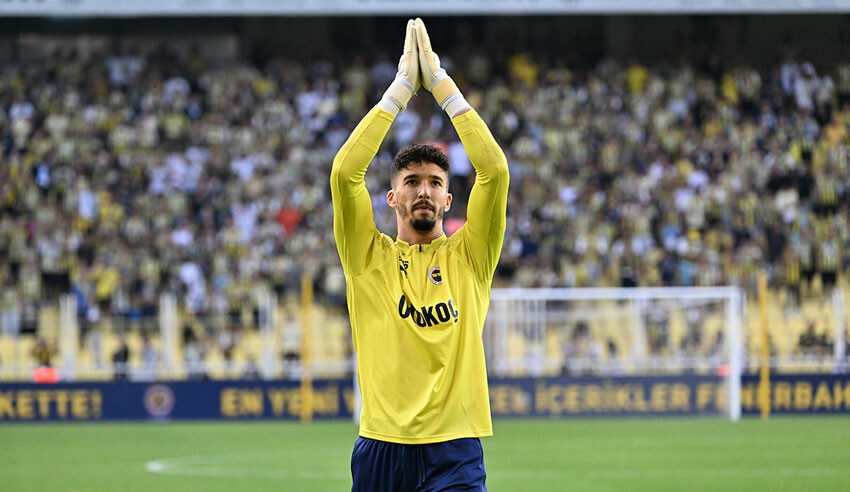 Altay Bayındır Fenerbahçe - Twente maçıyla taraftara veda etti, Dominik Livakovic tribünleri selamladı Altay Bayındır Fenerbahçe - Twente maçıyla taraftara veda etti, Dominik Livakovic tribünleri selamladı