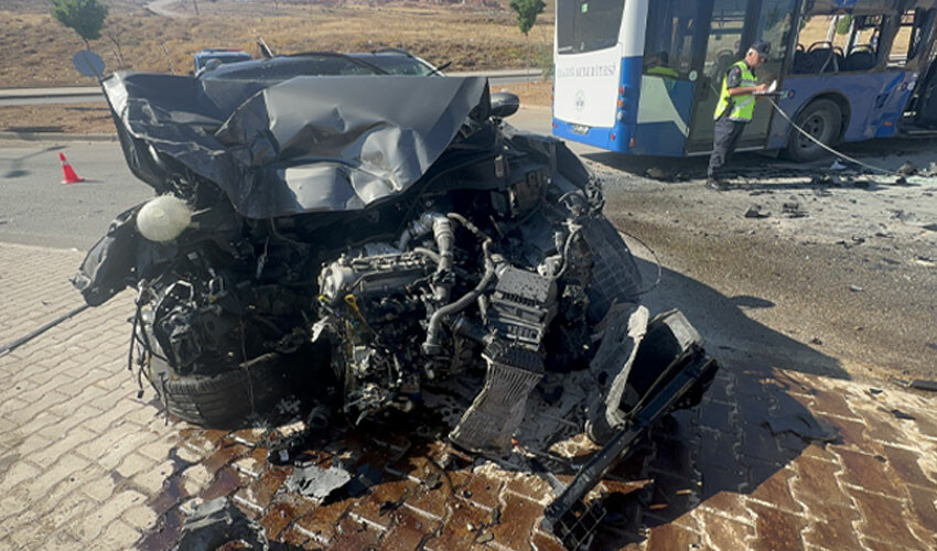 Feci kazada ortalık savaş alanına döndü, savrulan yaralı kadına kimse yardım etmedi Feci kazada ortalık savaş alanına döndü, savrulan yaralı kadına kimse yardım etmedi