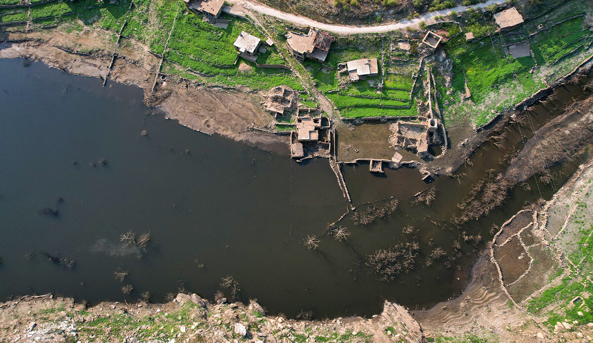 Su seviyesi kritik seviyeye düştü! Baraj kıyısındaki tarihi köy gün yüzüne çıktı