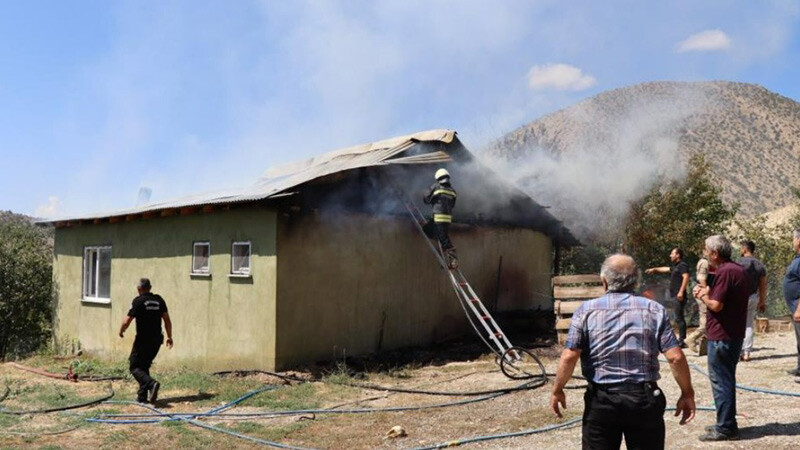 Erzurum'da yangın! Bir ev kül oldu YANGIN-Erzurum