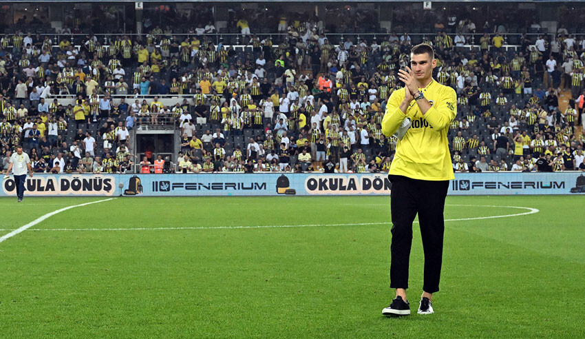 Altay Bayındır Fenerbahçe - Twente maçıyla taraftara veda etti, Dominik Livakovic tribünleri selamladı Altay Bayındır Fenerbahçe - Twente maçıyla taraftara veda etti, Dominik Livakovic tribünleri selamladı