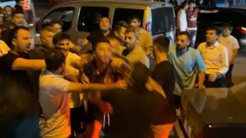 Yeşil saha savaş alanına döndü: Taraftar da dahil oldu, yumruk ve tekmeler havada uçuştu Yeşil saha savaş alanına döndü: Taraftar da dahil oldu, yumruk ve tekmeler havada uçuştu