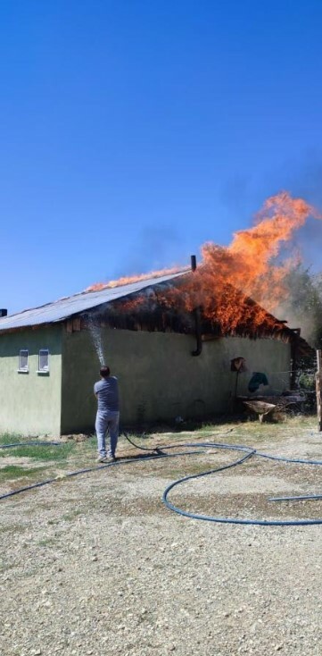 Erzurum'da yangın! Bir ev kül oldu Erzurum-ev- yangın