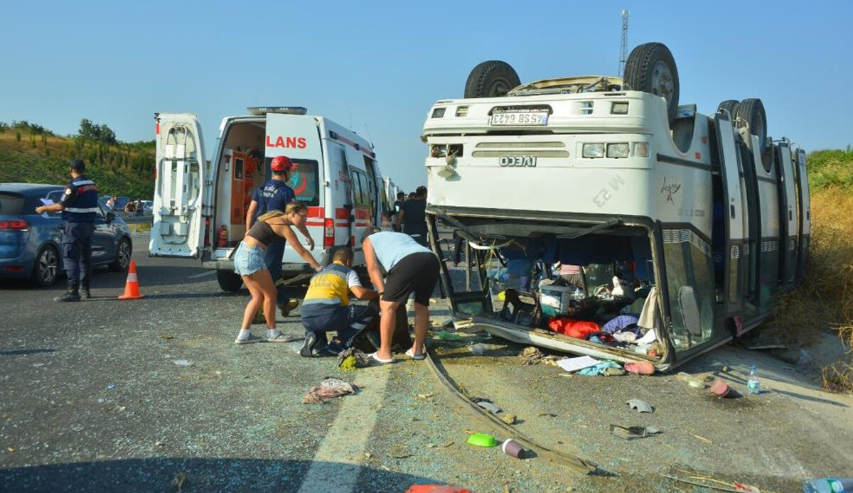 Soma’da feci kaza! İşçi servisi otomobille çarpıştı, onlarca yaralı var Soma’da feci kaza! İşçi servisi otomobille çarpıştı, onlarca yaralı var
