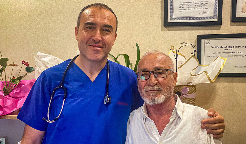 Felçli eşi için ameliyat olmayı reddetti: Fedakarlığını görenlerin gözleri doldu Felçli eşi için ameliyat olmayı reddetti: Fedakarlığını görenlerin gözleri doldu