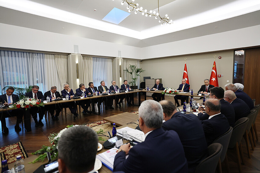 Cumhurbaşkanı Erdoğan, Ahlat'ta bölge valileriyle bir araya geldi