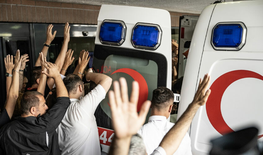 Ali Sabancı ve Vuslat Doğan Sabancı geçirdikleri tekne kazasında ağır yaralandı