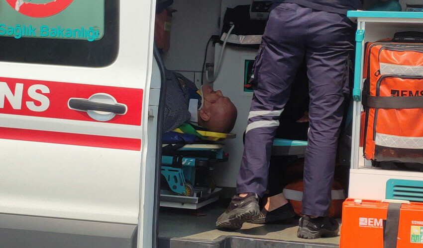 Kazada yaralandı, eşini bir an olsun bırakmadı