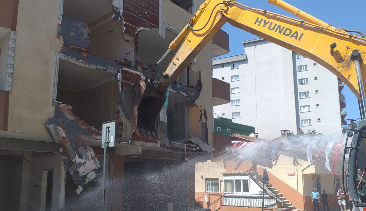 Tuzla'da riskli olduğu tespit edilen 2 binanın yıkıldı Tuzla'da riskli olduğu tespit edilen 2 binanın yıkıldı