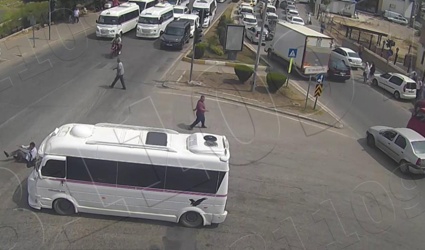 Bu kadarı da olmaz dedirten kaza! Kavşakta yayaya dolmuş çarptı Bu kadarı da olmaz dedirten kaza! Kavşakta yayaya dolmuş çarptı