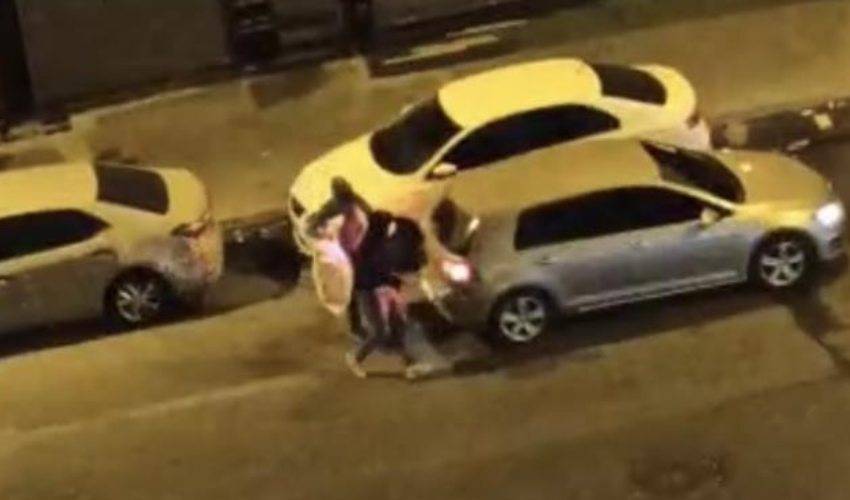 Çuvalla kuyumcuya girdiler, kilolarca altın çaldılar: O anlar kamerada! Çuvalla kuyumcuya girdiler, kilolarca altın çaldılar: O anlar kamerada!
