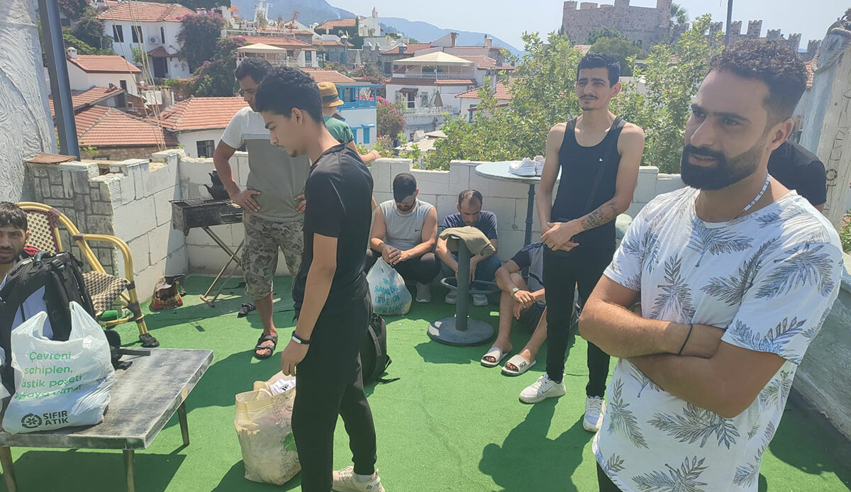 Kapalı otelden 16 düzensiz göçmen çıktı, işletmeci tutuklandı Kapalı otelden 16 düzensiz göçmen çıktı, işletmeci tutuklandı