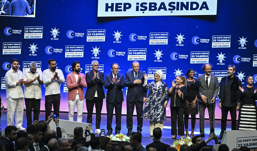 Şarkıcı Kibariye, Cumhurbaşkanı Erdoğan ve eşine seslendi: Kurban olurum size Şarkıcı Kibariye, Cumhurbaşkanı Erdoğan ve eşine seslendi: Kurban olurum size