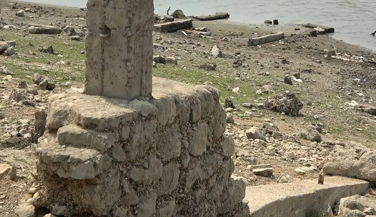 Sular çekilince köy mezarlığı ortaya çıktı, mahalle sakini büyükannesinin mezarını buldu