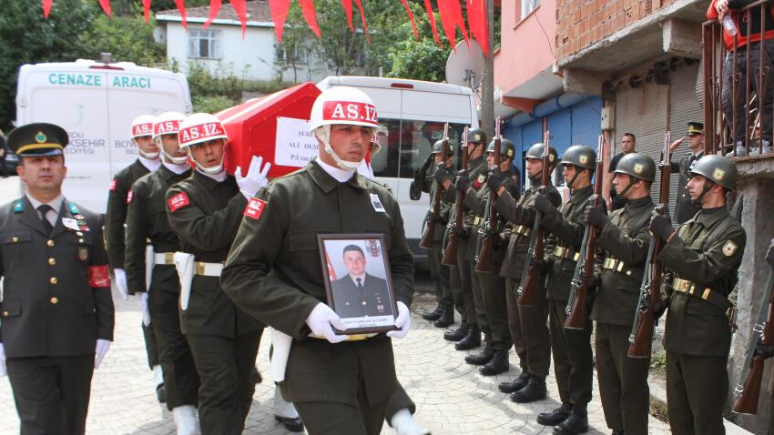 Pençe-Kilit şehidine acı veda: 3 gün sonra doğum günüydü Pençe-Kilit şehidine acı veda: 3 gün sonra doğum günüydü