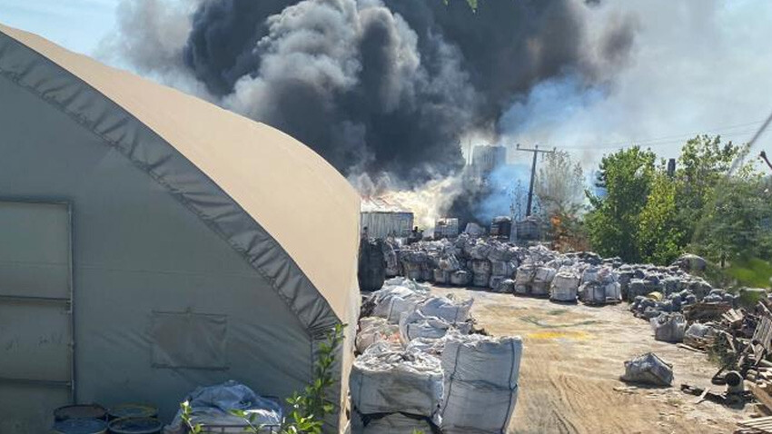 Kocaeli’de boya fabrikasında yangın! Dumanlar gökyüzünü kapladı