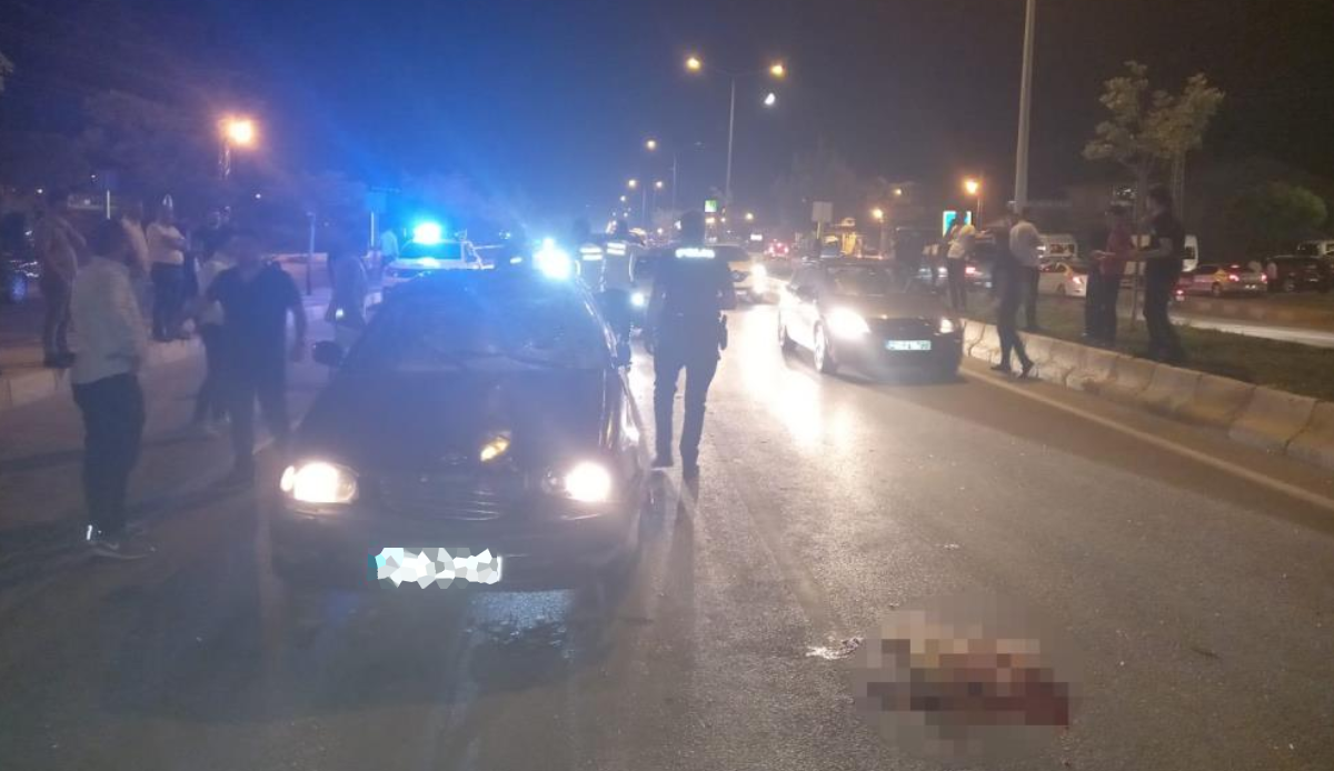 Düğünden çıkan çift otomobilin altında kaldı Düğünden çıkan çift otomobilin altında kaldı