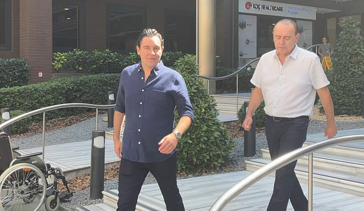 Hacı Sabancı, denizde kaza yapan Ali Sabancı ve eşini hastanede ziyaret etti