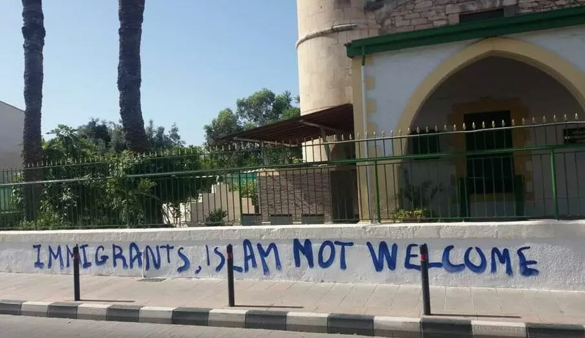 Güney Kıbrıs'ta camiye molotofkokteyli çirkin saldırı: Ciddi hasar meydana geldi Güney Kıbrıs'ta camiye molotofkokteyli çirkin saldırı: Ciddi hasar meydana geldi