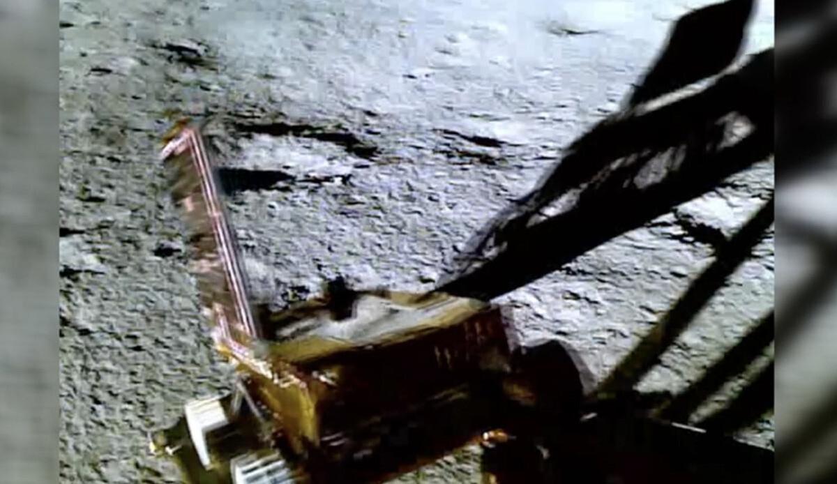 Hindistan'ın Chandrayaan-3 aracı Ay'a ayak basar basmaz ilk fotoğrafı gönderdi Hindistan'ın Chandrayaan-3 aracı Ay'a ayak basar basmaz ilk fotoğrafı gönderdi