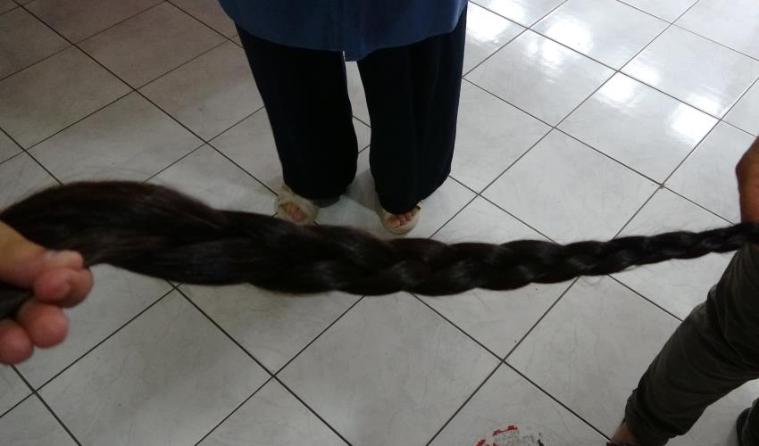 Beline kadar uzattığı saçlarını kanser hastaları için kestirdi