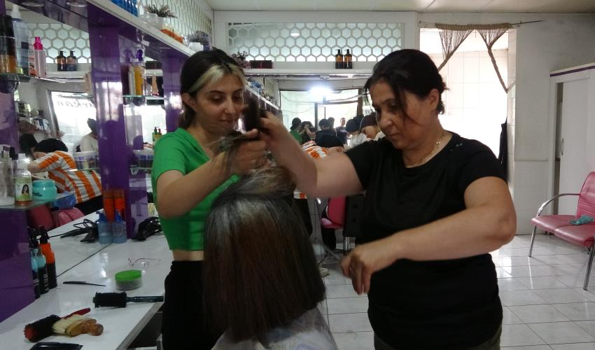 Beline kadar uzattığı saçlarını kanser hastaları için kestirdi