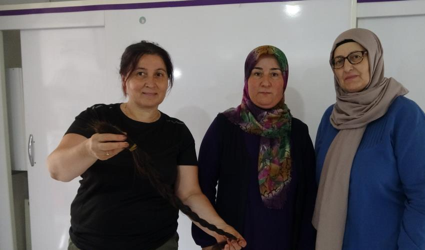 Beline kadar uzattığı saçlarını kanser hastaları için kestirdi