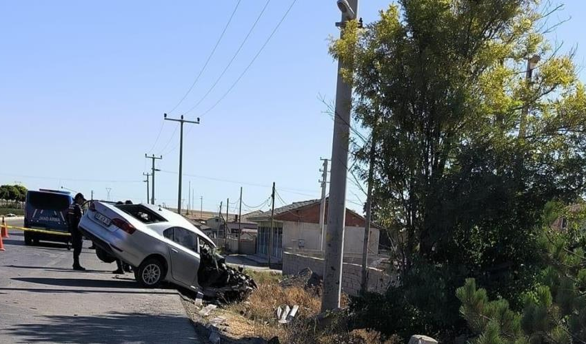 Bariyerlere saplanan araçta genç sürücü hayatını kaybetti Bariyerlere saplanan araçta genç sürücü hayatını kaybetti