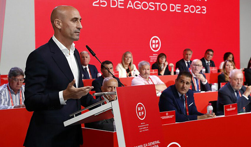 FIFA son noktayı kodu! Luis Rubiales görevden alındı