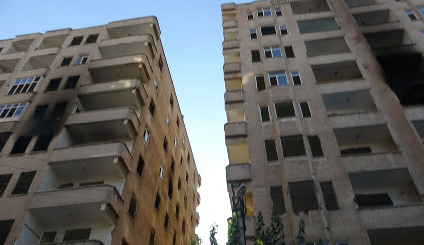 Diyarbakır'da ağır hasarlı bina yıkım esnasında çöktü: Çevredekiler aynı korkuyu yaşadı