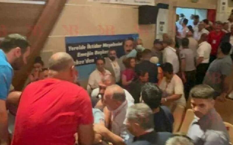 CHP kongresinde ortalık savaş alanına döndü! Küfürler havada uçuştu