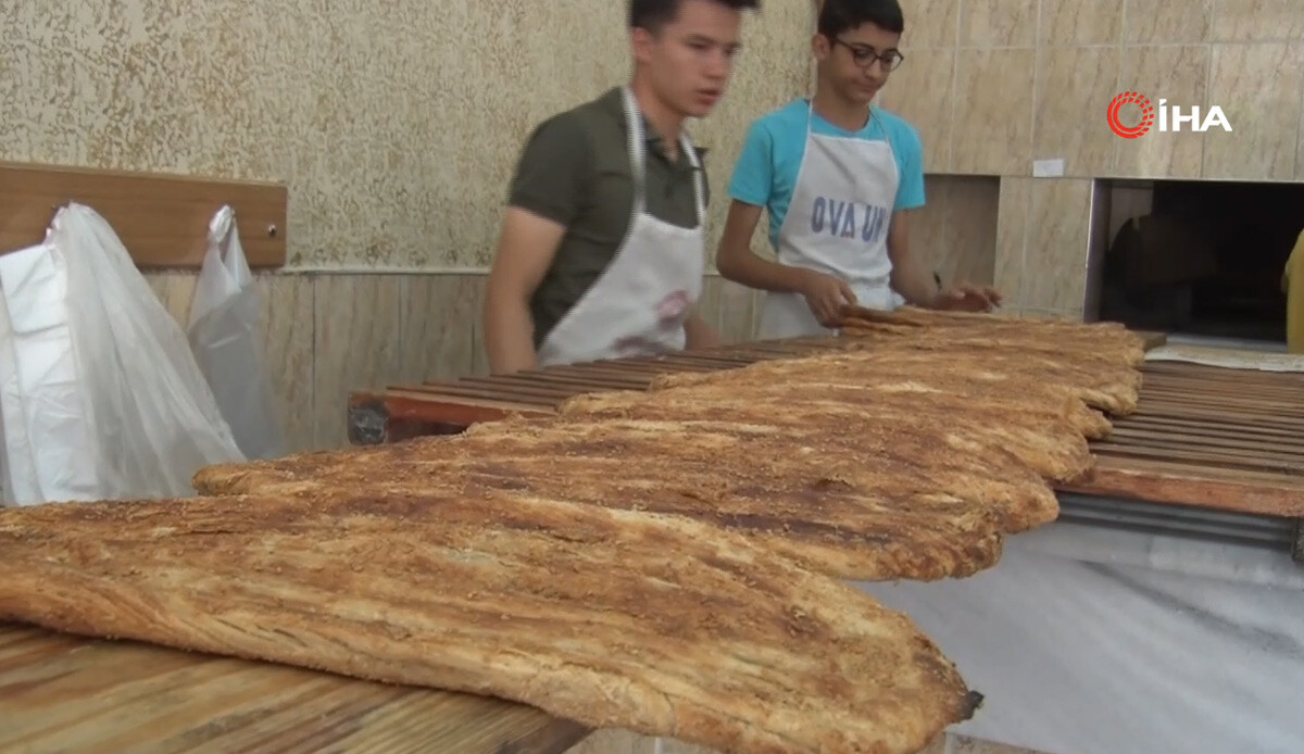 Kıtlık zamanının vazgeçilmezi, 'yokluk' ekmeğine yoğun talep! Günlük 150 adet üretiliyor, 1 yıla kadar bozulmuyor