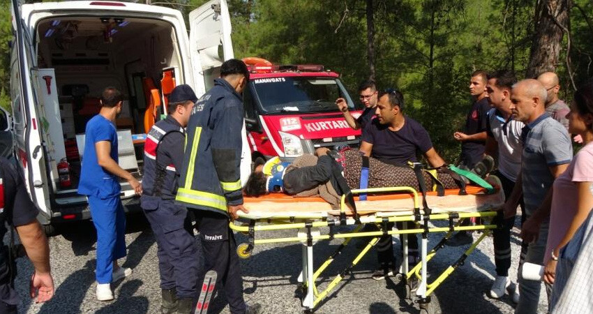 2 kişinin yaralandığı kazaya giden jandarmanın Kur'an-ı Kerim hassasiyeti duygulandırdı