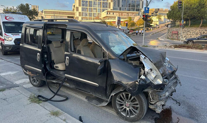 Küçükçekmece'de can pazarı! Otomobil dereye uçtu: 8 yaralı