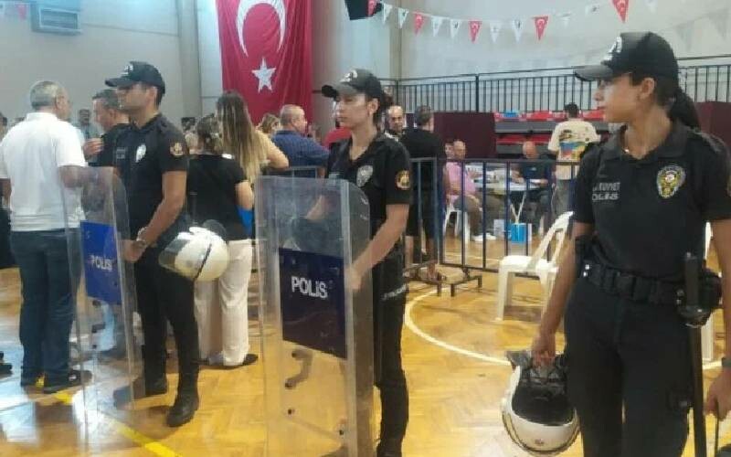 CHP kongresinde ortalık savaş alanına döndü! Küfürler havada uçuştu