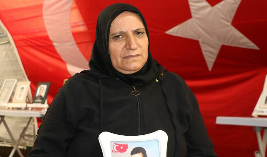 Evlat nöbetindeki anneden kararlılık mesajı: Oğlumu bana verene kadar buradan kalkmayacağım