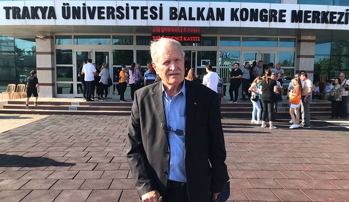 Azmiyle herkese örnek oluyor! 80 yaşındaki hurdacı 3. üniversitesine kaydoldu Azmiyle herkese örnek oluyor! 80 yaşındaki hurdacı 3. üniversitesine kaydoldu