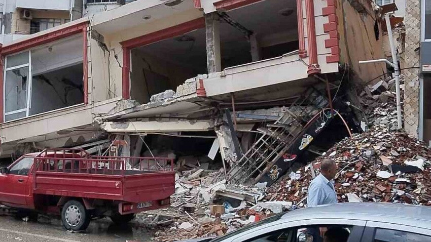 Hatay'da iki katlı bina sağanak yağmurda çöktü: Bölgeye ekipler sevkedildi Hatay'da iki katlı bina sağanak yağmurda çöktü: Bölgeye ekipler sevkedildi