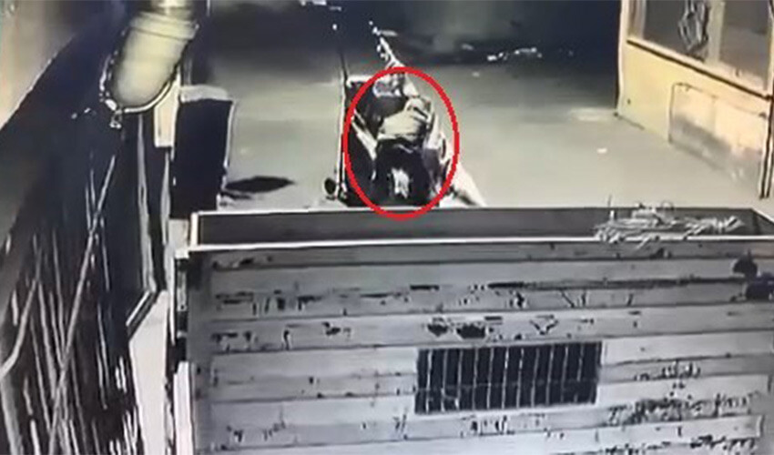 Şaşkınlık veren hırsızlık anları kamerada: Çöp kovasını çaldı Şaşkınlık veren hırsızlık anları kamerada: Çöp kovasını çaldı