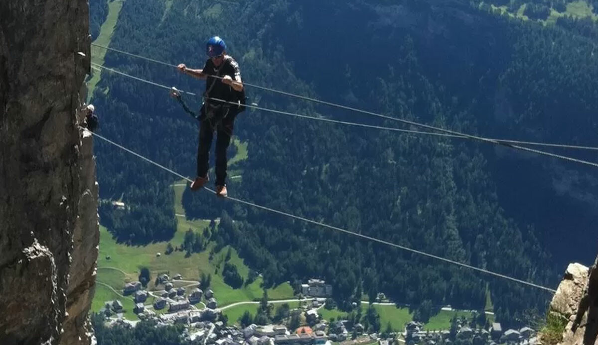 Dağcıların zorlandığı zirveye tırmanıp 2350 metre yükseklikte hırsızlık yaptılar