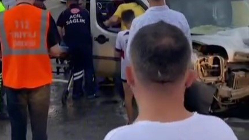 Denizli'de karavan ile hafif ticari araç çarpıştı: 2’si ağır 9 kişi yaralandı Denizli'de karavan ile hafif ticari araç çarpıştı: 2’si ağır 9 kişi yaralandı