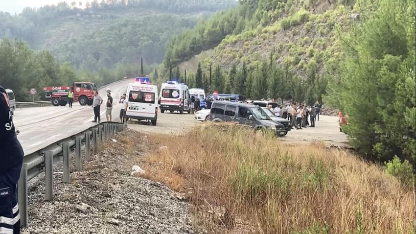 Orman yangınına giden arazöz iki otomobille çarpıştı: Ölü ve yaralılar var