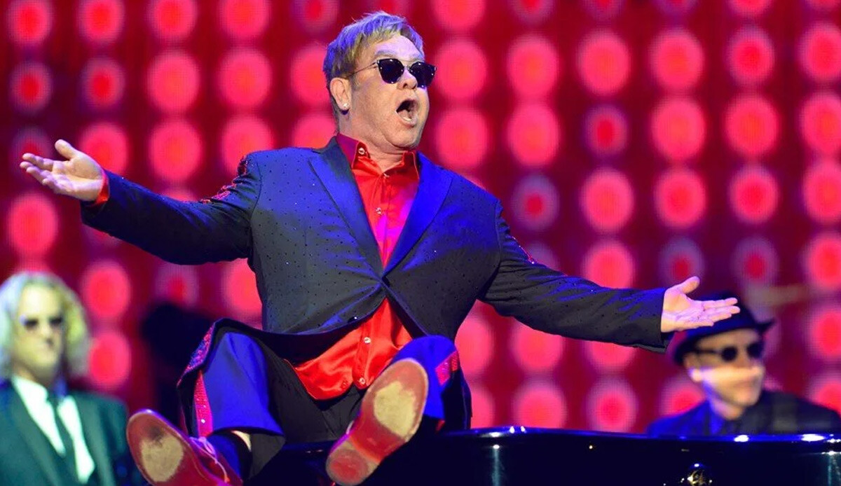 İngiliz şarkıcı Elton John hastaneye kaldırıldı İngiliz şarkıcı Elton John hastaneye kaldırıldı