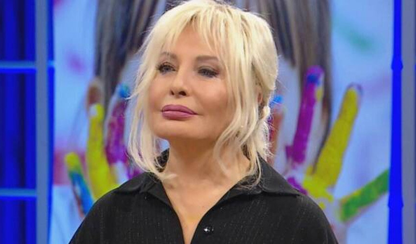 Emel Sayın kendini Ajda Pekkan’ın doktoruna emanet etti Emel Sayın kendini Ajda Pekkan’ın doktoruna emanet etti